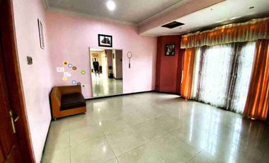 Rumah Mewah 3 Lantai Strategis