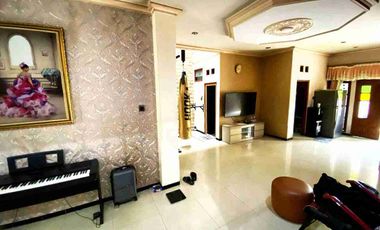 Rumah Mewah 3 Lantai Strategis