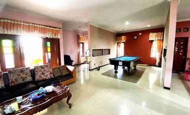 Rumah Mewah 3 Lantai Strategis