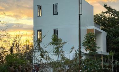 Ridge View 4BR house with panoramic BGC, Makati & Alabang skyline views. Modern Australian design in an exclusive Taytay, Rizal community