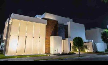 ESPECTACULAR CASA EN REBTA EN ESQUINA EN LOMAS 2. 4 recámaras c/baño(una en planta baja)