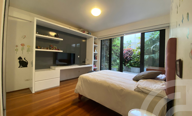 VENDO DEPARTAMENTO DE 222 m2 TIPO CASITA EN 1er. PISO ELEVADO, RODEADO DE TERRAZAS Y FRENTE A PARQUE