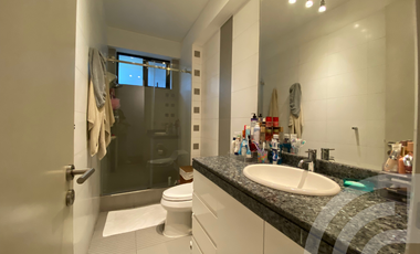 VENDO DEPARTAMENTO DE 222 m2 TIPO CASITA EN 1er. PISO ELEVADO, RODEADO DE TERRAZAS Y FRENTE A PARQUE