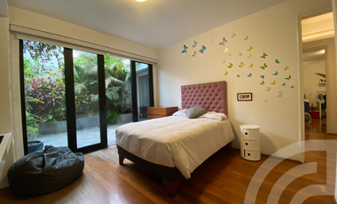 VENDO DEPARTAMENTO DE 222 m2 TIPO CASITA EN 1er. PISO ELEVADO, RODEADO DE TERRAZAS Y FRENTE A PARQUE