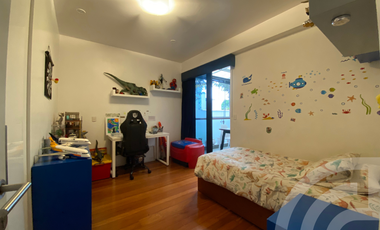 VENDO DEPARTAMENTO DE 222 m2 TIPO CASITA EN 1er. PISO ELEVADO, RODEADO DE TERRAZAS Y FRENTE A PARQUE