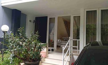 Di Jual rumah bagus  depan taman sejuk dan nyaman  type 2 lantai 4 kamar tidur lokasi strategis  di Cibubur Residences