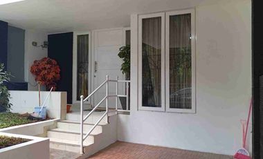 Di Jual rumah bagus  depan taman sejuk dan nyaman  type 2 lantai 4 kamar tidur lokasi strategis  di Cibubur Residences