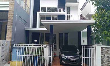 Di Jual rumah bagus  depan taman sejuk dan nyaman  type 2 lantai 4 kamar tidur lokasi strategis  di Cibubur Residences