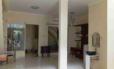 Di Jual rumah bagus  depan taman sejuk dan nyaman  type 2 lantai 4 kamar tidur lokasi strategis  di Cibubur Residences