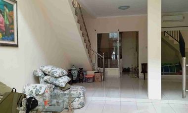 Di Jual rumah bagus  depan taman sejuk dan nyaman  type 2 lantai 4 kamar tidur lokasi strategis  di Cibubur Residences