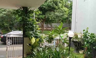 Di Jual rumah bagus  depan taman sejuk dan nyaman  type 2 lantai 4 kamar tidur lokasi strategis  di Cibubur Residences