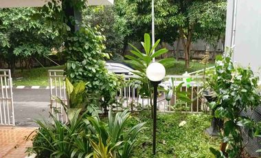 Di Jual rumah bagus  depan taman sejuk dan nyaman  type 2 lantai 4 kamar tidur lokasi strategis  di Cibubur Residences