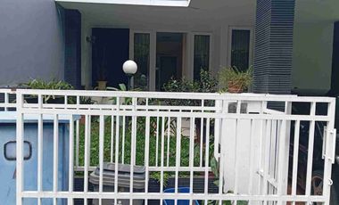 Di Jual rumah bagus  depan taman sejuk dan nyaman  type 2 lantai 4 kamar tidur lokasi strategis  di Cibubur Residences