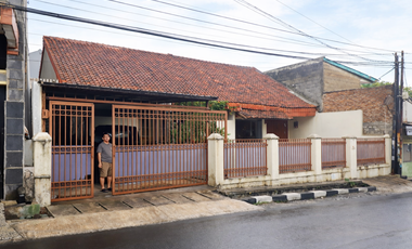 DIJUAL CEPAT Rumah Lama Di Mainroad Cibogo Dekat ke pasteur kampus Maranata Bandung