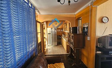 QVAL SPA Permuta, Vende o Arrienda a Empresas. Casa Habitacion o Fines comerciales a 20 mt de Alameda y 300 mt Univ. O´Higgins