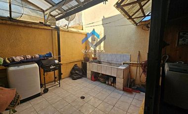 QVAL SPA Permuta, Vende o Arrienda a Empresas. Casa Habitacion o Fines comerciales a 20 mt de Alameda y 300 mt Univ. O´Higgins