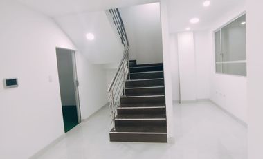 Casa de venta por estrenar al sur de Loja