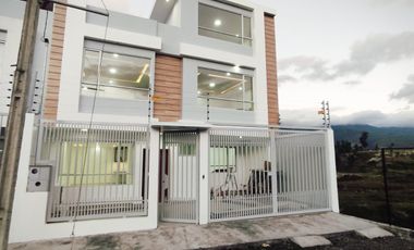 Casa de venta por estrenar al sur de Loja