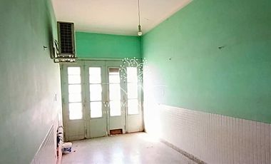 Casa en venta, PH en esquina, Hipolito Yrigoyen y Avenida Freyre