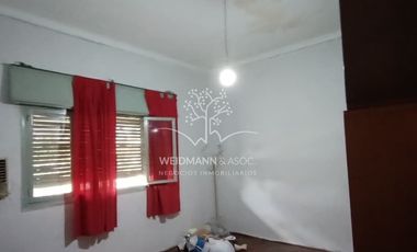 Casa en venta, PH en esquina, Hipolito Yrigoyen y Avenida Freyre