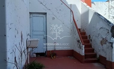 Casa en venta, PH en esquina, Hipolito Yrigoyen y Avenida Freyre