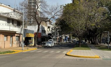 Casa en venta, PH en esquina, Hipolito Yrigoyen y Avenida Freyre