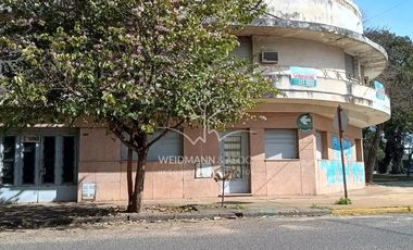 Casa en venta, PH en esquina, Hipolito Yrigoyen y Avenida Freyre