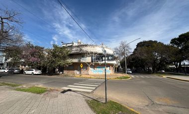 Casa en venta, PH en esquina, Hipolito Yrigoyen y Avenida Freyre