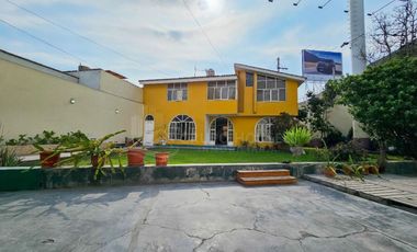 VENTA DE CASA DE 2 PISOS FRENTE A PARQUE PISOS - SURCO URB. MONTERRICO CHICO