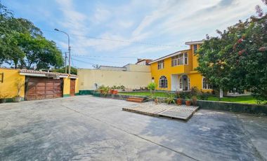 VENTA DE CASA DE 2 PISOS FRENTE A PARQUE PISOS - SURCO URB. MONTERRICO CHICO