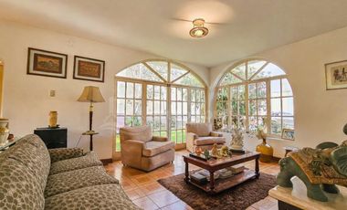 VENTA DE CASA DE 2 PISOS FRENTE A PARQUE PISOS - SURCO URB. MONTERRICO CHICO