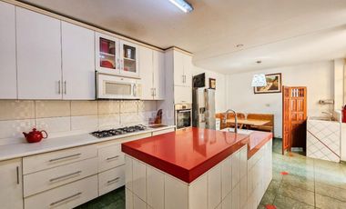 VENTA DE CASA DE 2 PISOS FRENTE A PARQUE PISOS - SURCO URB. MONTERRICO CHICO