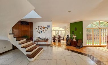 VENTA DE CASA DE 2 PISOS FRENTE A PARQUE PISOS - SURCO URB. MONTERRICO CHICO
