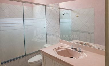 VENTA DE CASA DE 2 PISOS FRENTE A PARQUE PISOS - SURCO URB. MONTERRICO CHICO