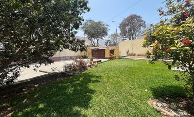 VENTA DE CASA DE 2 PISOS FRENTE A PARQUE PISOS - SURCO URB. MONTERRICO CHICO