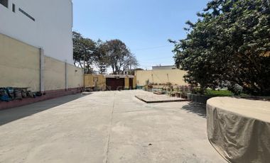VENTA DE CASA DE 2 PISOS FRENTE A PARQUE PISOS - SURCO URB. MONTERRICO CHICO
