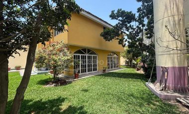 VENTA DE CASA DE 2 PISOS FRENTE A PARQUE PISOS - SURCO URB. MONTERRICO CHICO