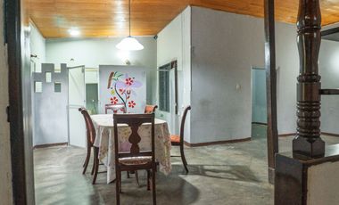 Venta de casa esquinera, terreno doble con apartamento o local comercial puede ser usado y espacio para nueva construcion
