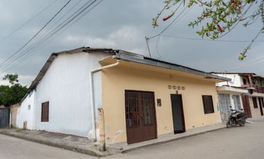 Venta de casa esquinera, terreno doble con apartamento o local comercial puede ser usado y espacio para nueva construcion