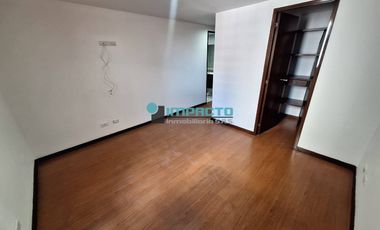 Se arrienda apartamento en el sector de los conquistadores cód.4294