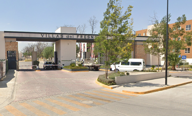 Casa en Venta en Los Álamos: ¡Jardín, Estacionamiento y Ambientes Luminosos!