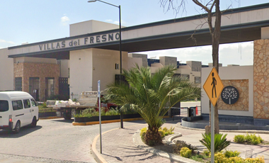 Casa en Venta en Los Álamos: ¡Jardín, Estacionamiento y Ambientes Luminosos!