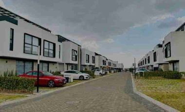 Se renta casa nueva dentro de condominio en av principal de Calimaya en frente y a lado de escuelas, Estado de México