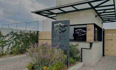 Se renta casa nueva dentro de condominio en av principal de Calimaya en frente y a lado de escuelas, Estado de México