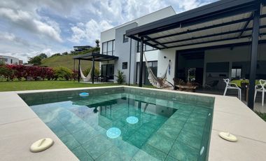 Alquilo casa campestre en Altos del Campestre en un solo nivel, Manizales