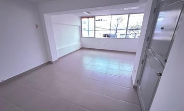 CIUDADELA KENNEDY NORTE VENDO PRECIOSO Y AMPLIO DEPARTAMENTO IDEAL PARA VIVIENDA O CONSULTORIOS  DE MEDICOS