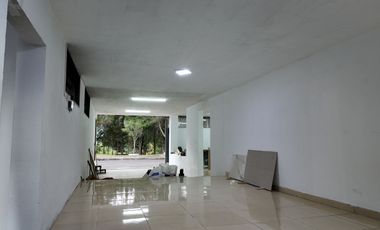 Propiedad comercial en venta en Quito de 750 m² sobre la Autopista Rumiñahui, parqueadero para 20 vehículos – Puente 9 Valle de Los Chillos