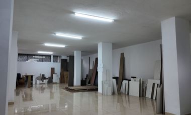 Propiedad comercial en venta en Quito de 750 m² sobre la Autopista Rumiñahui, parqueadero para 20 vehículos – Puente 9 Valle de Los Chillos