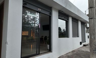 Propiedad comercial en venta en Quito de 750 m² sobre la Autopista Rumiñahui, parqueadero para 20 vehículos – Puente 9 Valle de Los Chillos