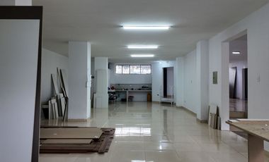 Propiedad comercial en venta en Quito de 750 m² sobre la Autopista Rumiñahui, parqueadero para 20 vehículos – Puente 9 Valle de Los Chillos